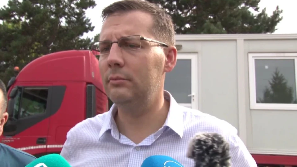 Пеевски дари жилищни контейнери за с. Воден, хората се чудят как да му благодарят