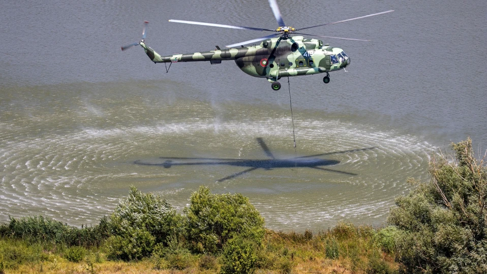 Четири хеликоптера и два самолета ще гасят пожара край Воден