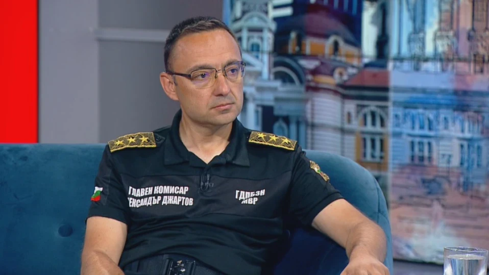 Пожарите намаляват заради захлаждането и дъжда, каза шефът на пожарната