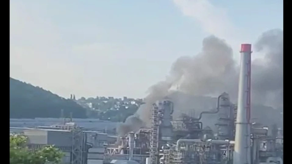 Русия обяви, че е свалила 75 украински дрона, горя рафинерията в Туапсе