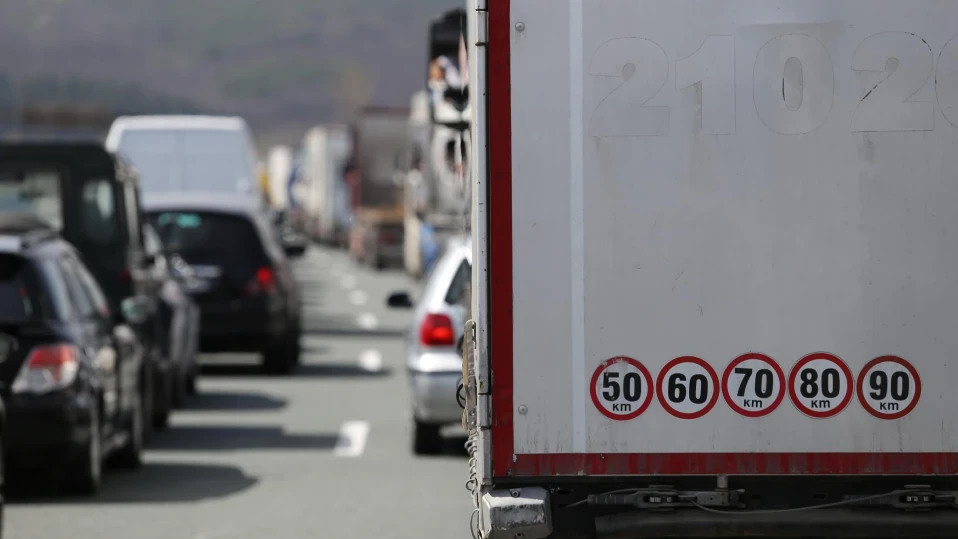 Километрична опашка на магистрала Тракия заради разсипан товар