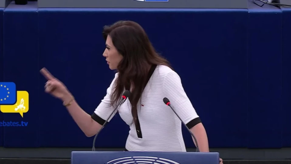 Евродепутат от Полша право в очите на Урсула фон дер Лайен: Трябва да бъдете в затвора, а не в ЕК (ВИДЕО)