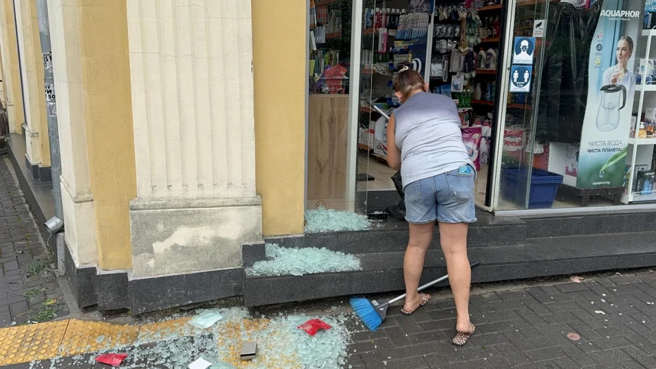 Още разчистват Бургас след бурята