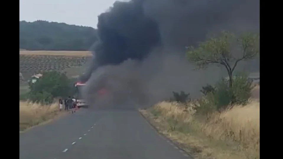 Автобус с работници се запали в движение край Поморие