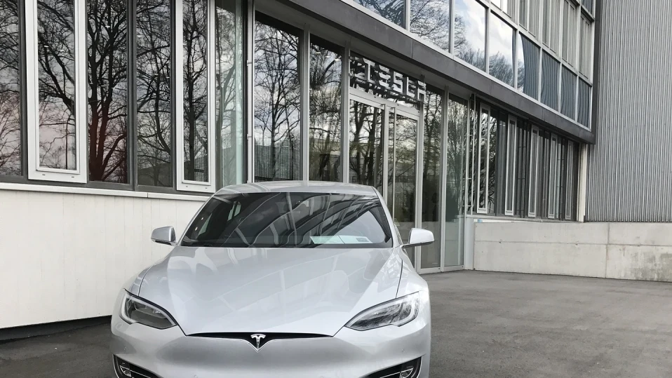 Financial Times: Украинците започнаха да използват батерии на Tesla поради проблеми с електричеството