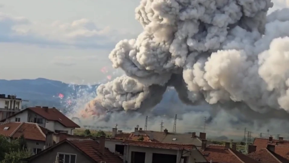 Главчев пристигна при взривилите се складове в Елин Пелин (ОБЗОР)