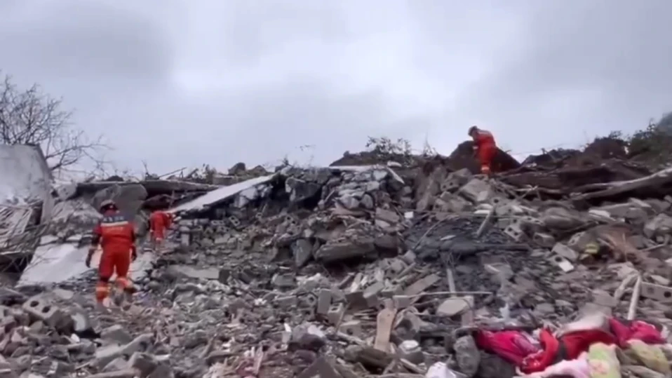 Най-малко 11 души загинаха при свлачище в Китай
