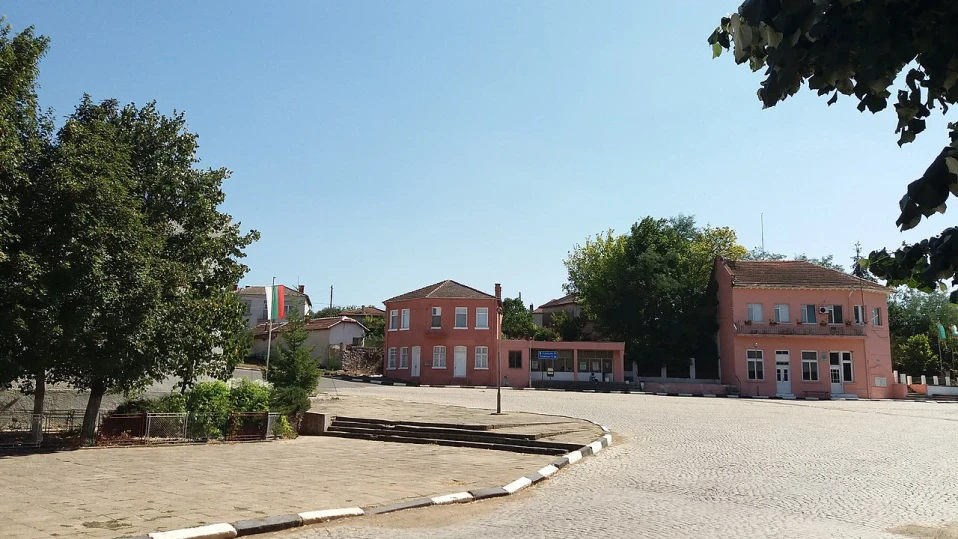 Преустановяват се даренията на дрехи и храни за село Воден, остава финансовата помощ