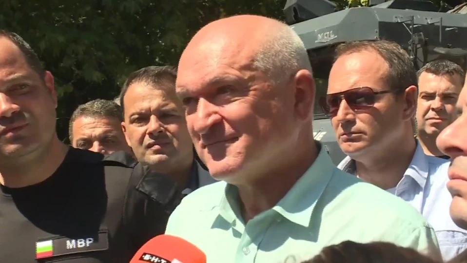Главчев: Пожарът на границата е на около 50 м в наша територия (ВИДЕО)