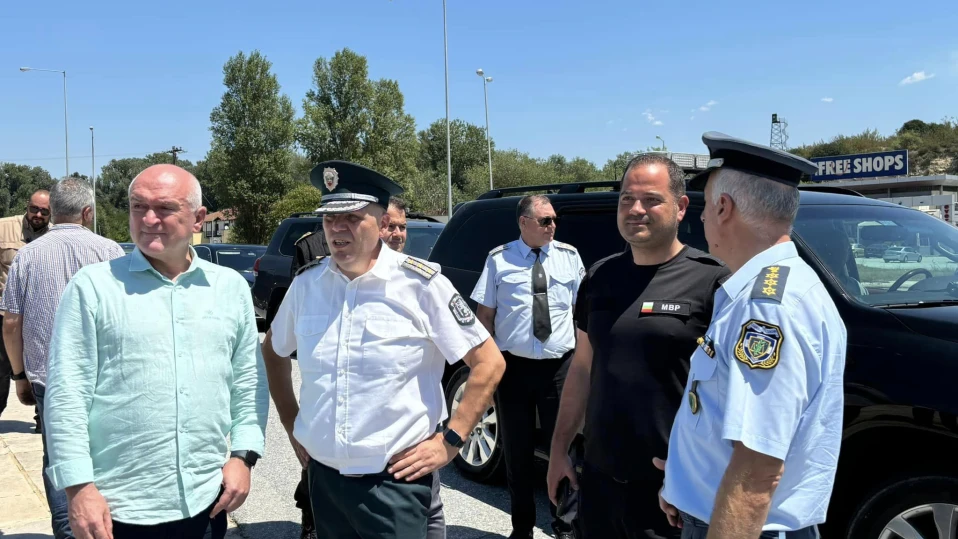 Калин Стоянов: Към момента и българските, и гръцките пожарникари удържат фронта (СНИМКИ)