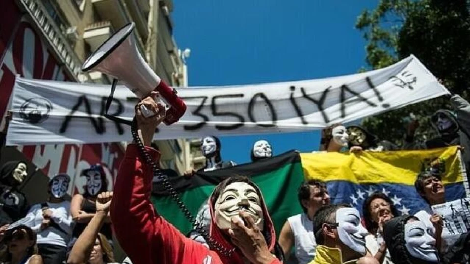 Най-малко един загинал при протести срещу преизбирането на Мадуро във Венецуела