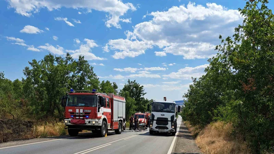 Пожар край град Баня, затворен е пътят за с. Васил Левски