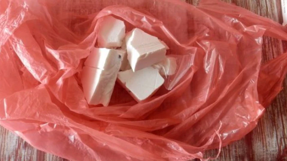 Хванаха работник в производствен цех с дрога 