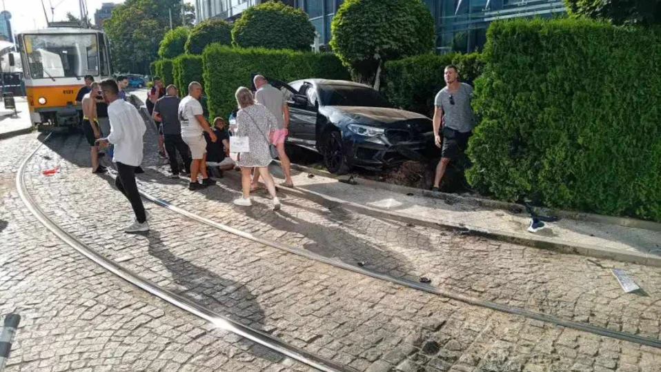 При тежка катастрофа в София пострадаха две деца и трима възрастни