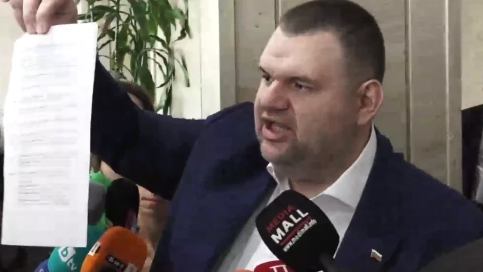 Пеевски показа списъка с „касиерите в енергетиката на мистър Кеш“ (СНИМКИ)