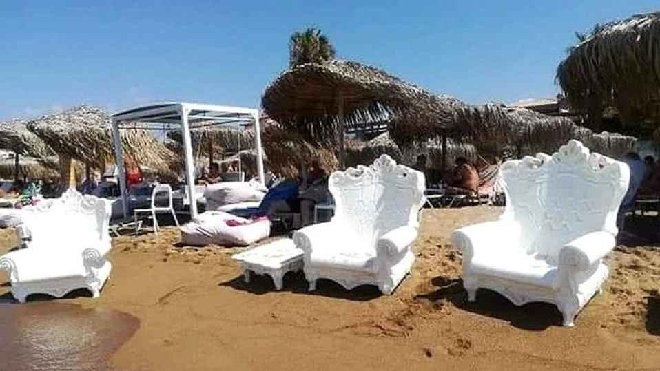 Шезлонги на плажа в Куфониси за 100 евро
