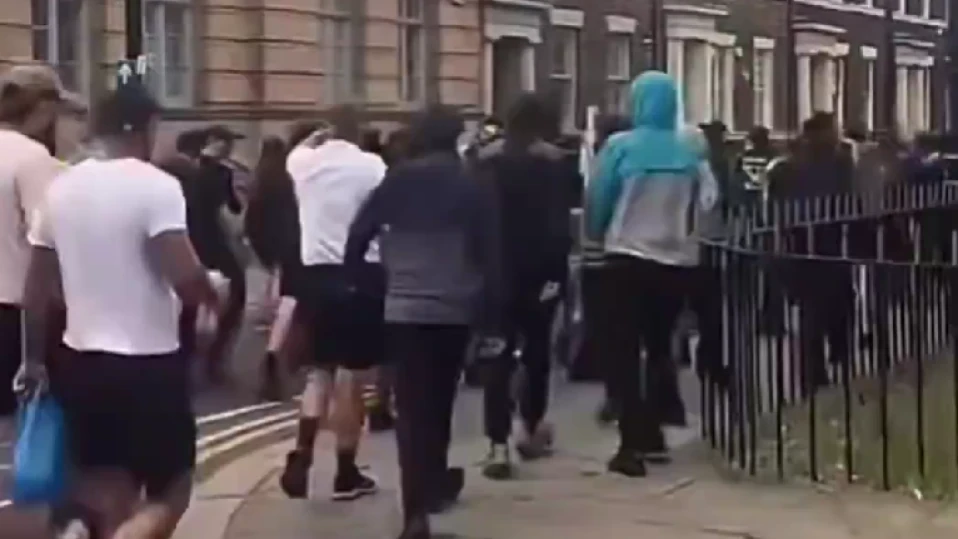 След убийството на три деца: Размирици и протести във Великобритания (ВИДЕО)