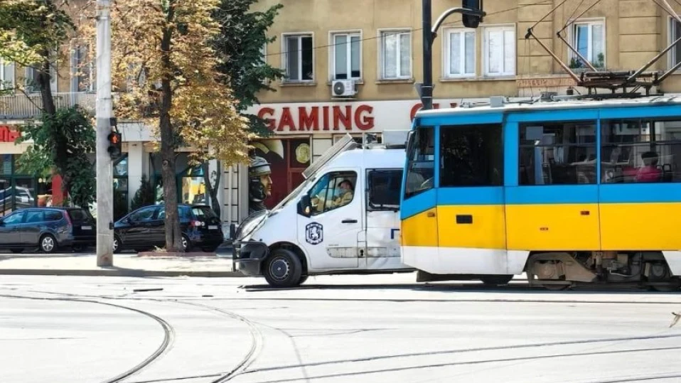 Бус на жандармерията засече трамвай в София