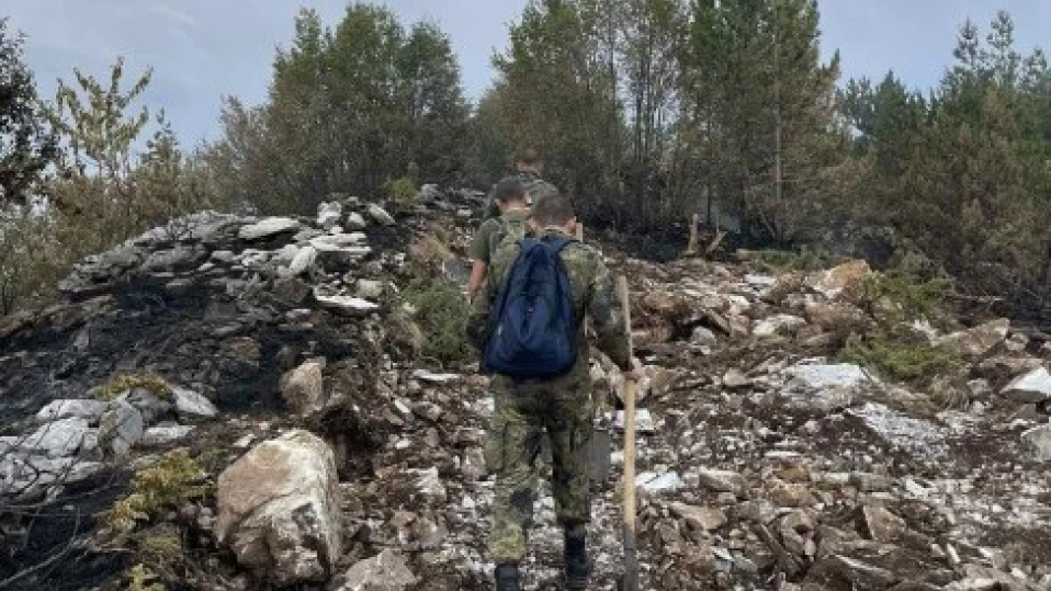 39 военни ще гасят големия горски пожар в планината Славянка (СНИМКИ)