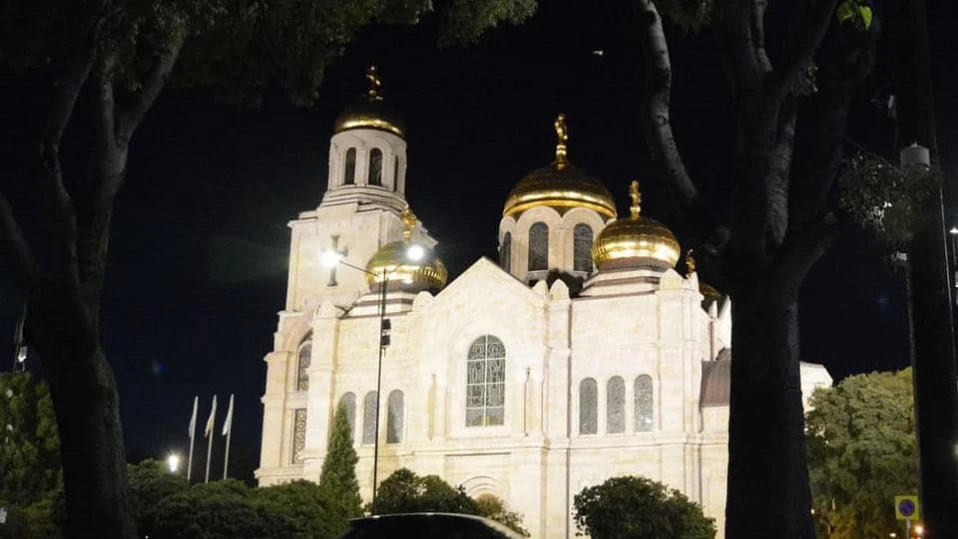 След 3 години мрак: Катедралата във Варна грейна с ново осветление