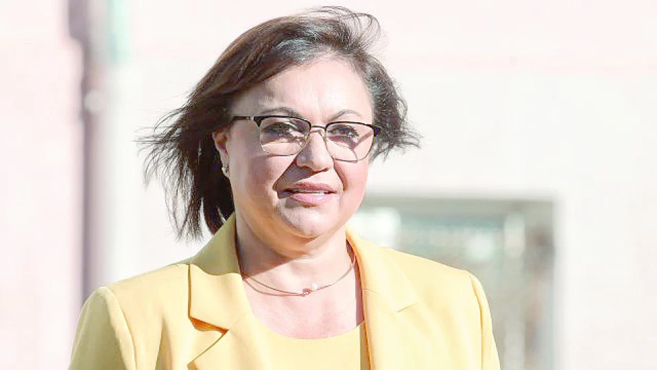 Нинова чакала да й кацнат с листите