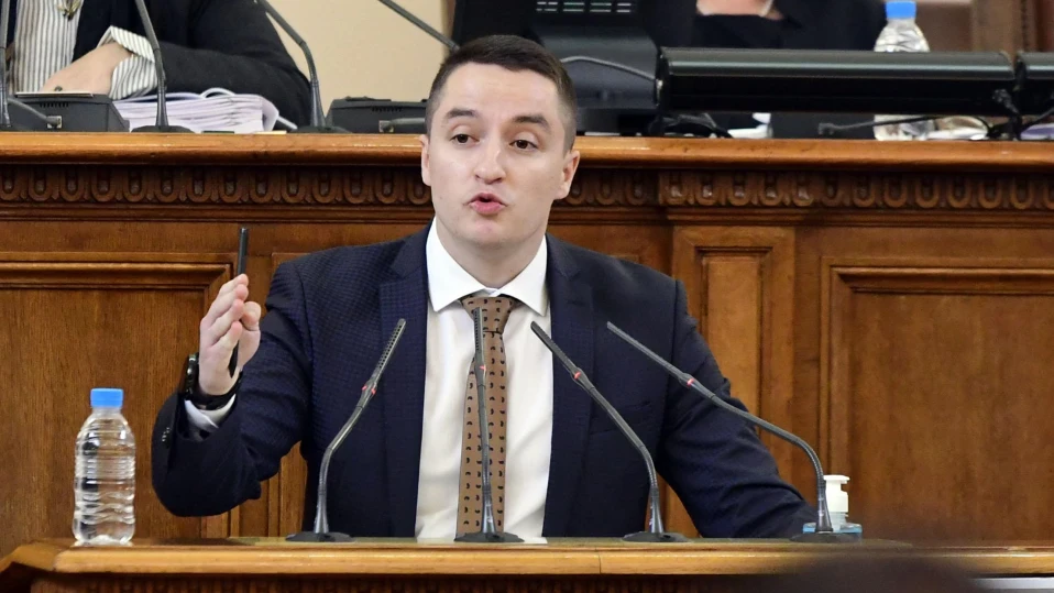 Бой и обиди в парламента: Коста Стоянов нападна Явор Божанков (ВИДЕО)
