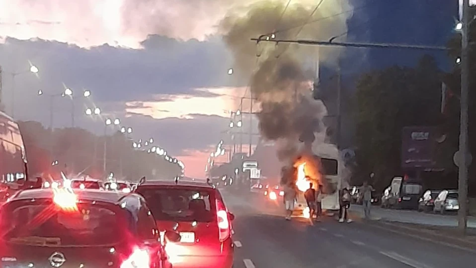Туристически автобус пламна на бул. "Цариградско шосе" (ВИДЕО)