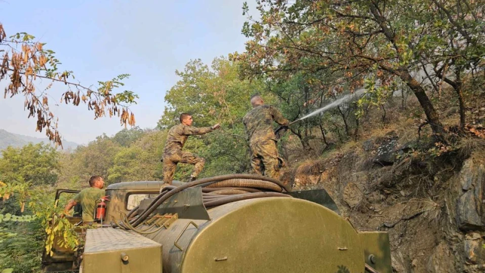 Нова група от 18 военни ще потушава пожара в планината Славянка на българо-гръцката граница