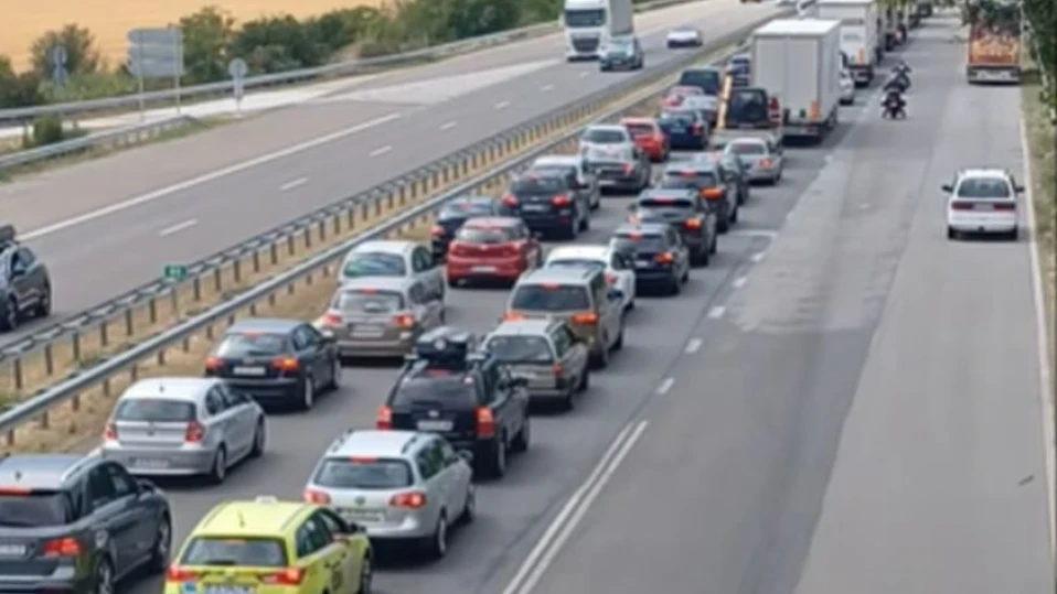 Верижна катастрофа на "Тракия" причини километрично задръстване