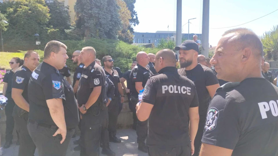 Центърът на София почерня от униформени, полицаите на протест в подкрепа на Калин Стоянов