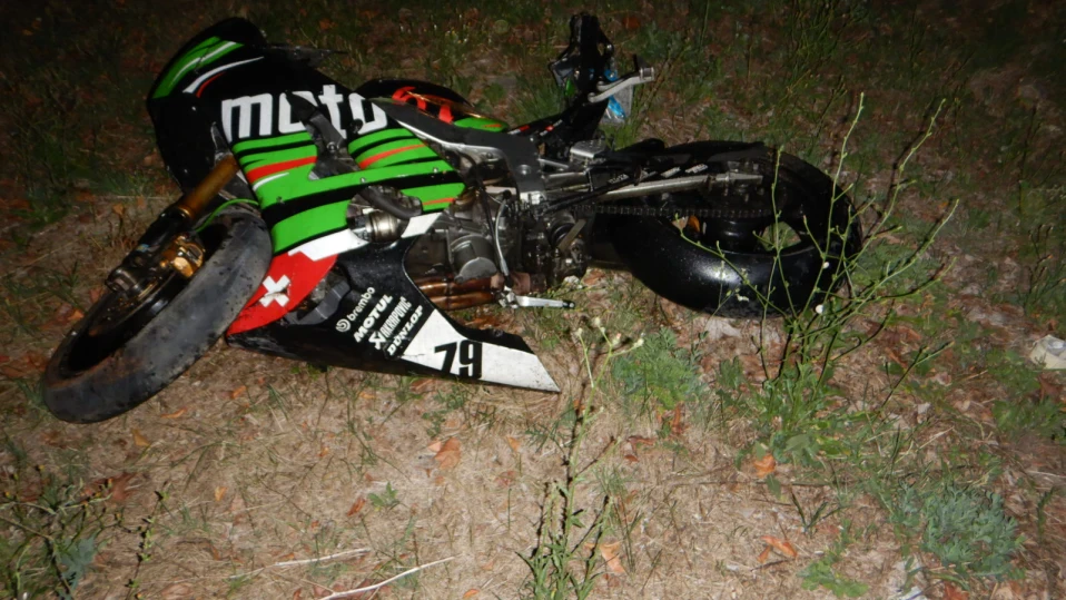 Моторист на 27 загина на място след удар в стълб