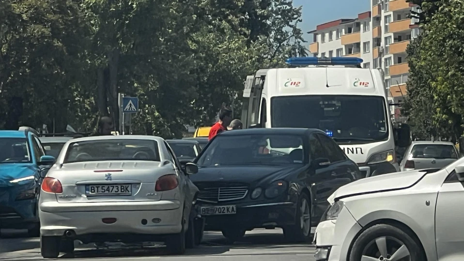 Мъж пострада, а три автомобила са помляни при катастрофа във Велико Търново
