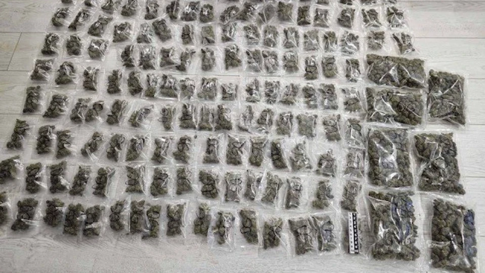 Задържаха двама мъже в момент на наркосделка