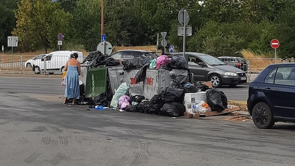 Неприятна миризма и препълнени контейнери в столичния кв. "Младост"