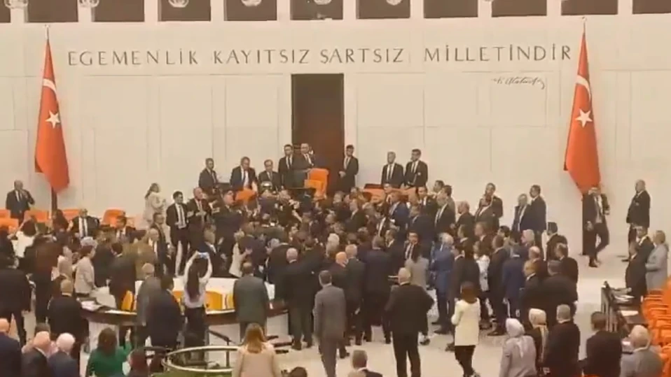 Здрав бой избухна в турския парламент, кръв покри белите стъпала на трибуната (ВИДЕО)
