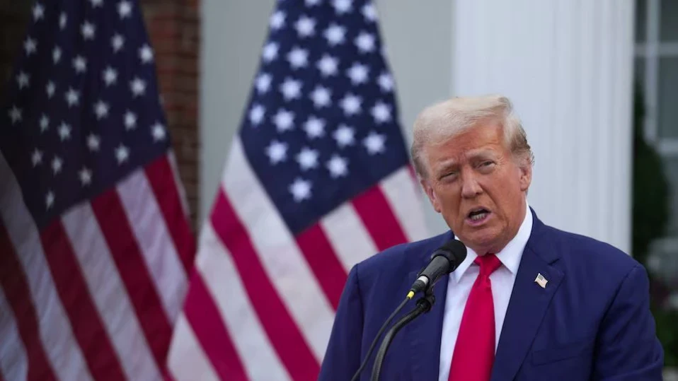 Тръмп е спечелил стотици хиляди долари от продажбата на своя брандирана библия