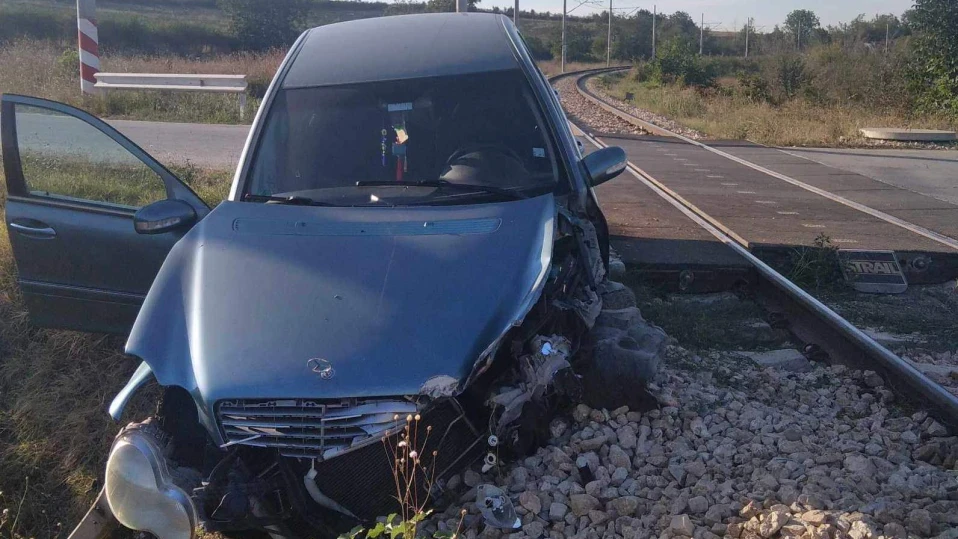 Кола катастрофира във влак