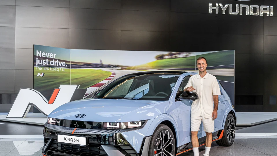 Футболна звезда кара Ioniq 5 N