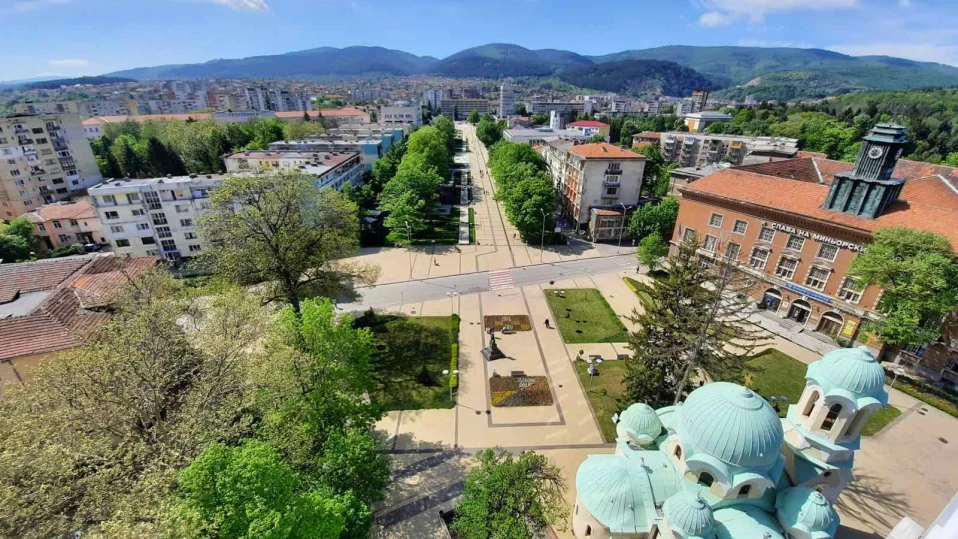 Мъж почина внезапно на площада в Перник