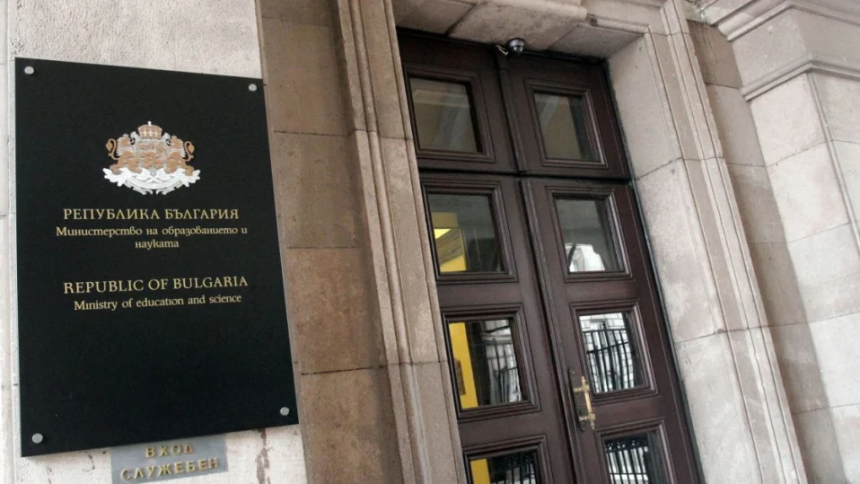 МОН: Няма да бъде допусната дискриминация и репресия към учители, ученици и родители