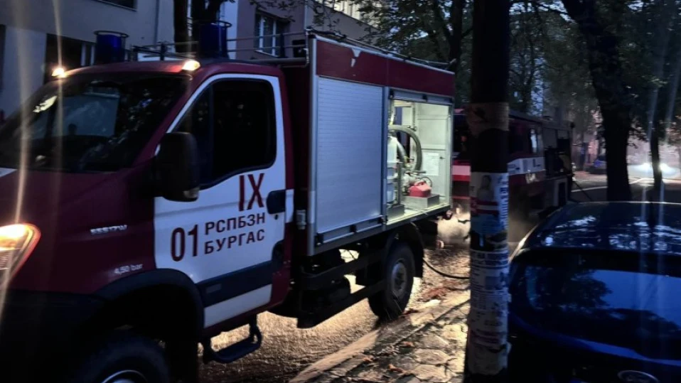 Голям пожар край жилищни блокове в Бургас, евакуираха хора