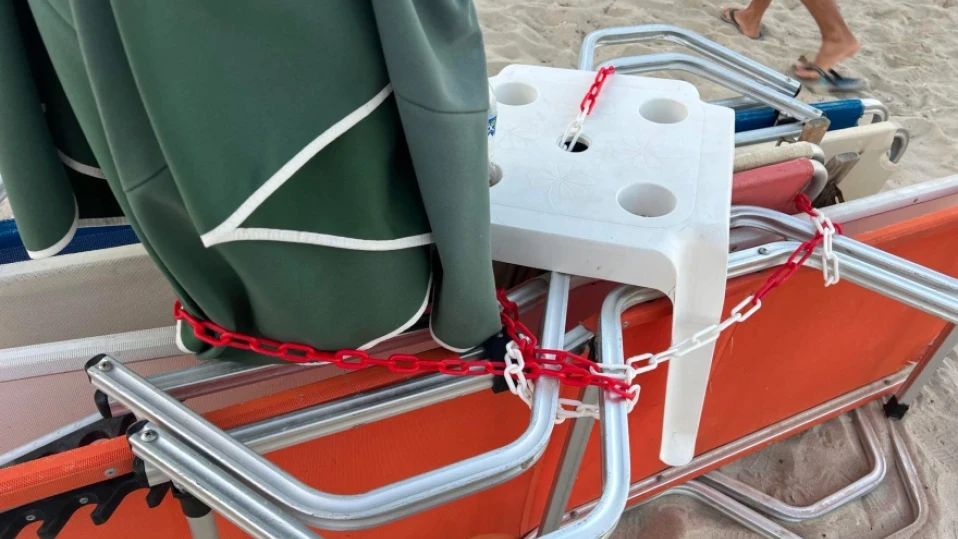 Окованите шезлонги по плажовете в Халкидики под прицел на проверяващи