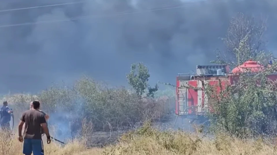 Голям пожар затвори пътя между Хасково и Димитровград