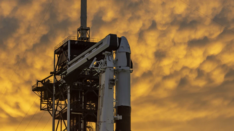 Совалката на „Спейс Екс“ поема на рискована мисия