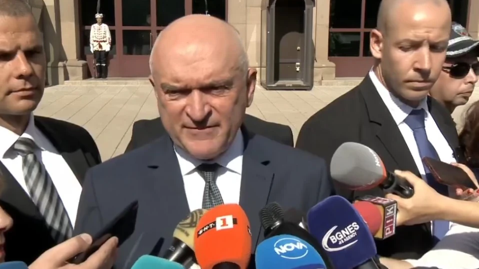 Главчев: Пътници бутат локомотив, влакове горят, смених транспортния министър (ВИДЕО)