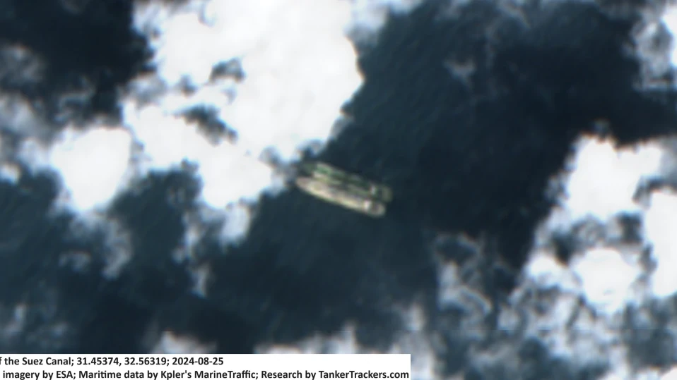 Засякоха санкциониран руски танкер да претоварва втечнен газ в открито море