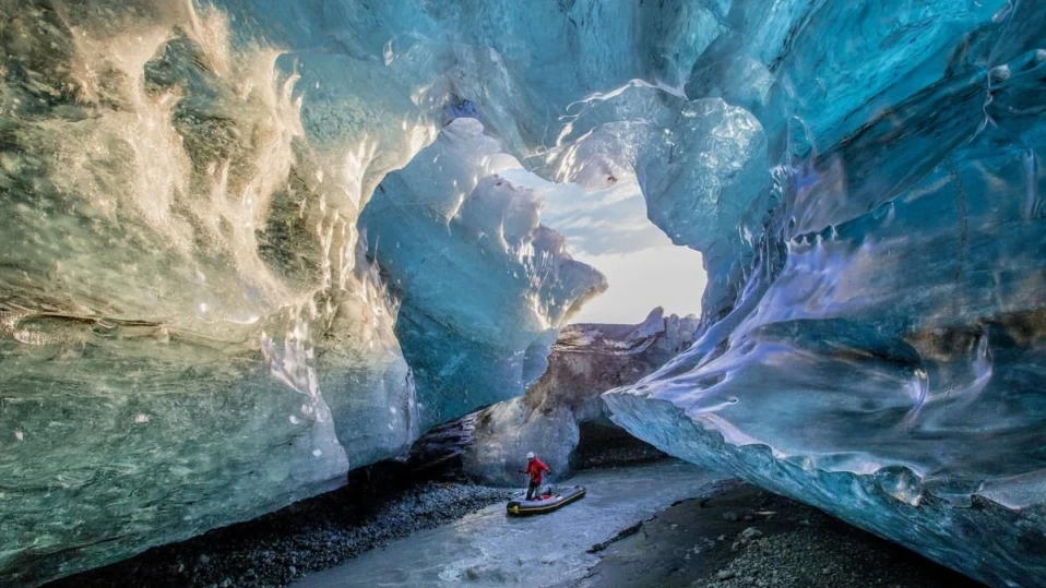Турист загина при срутването на ледена пещера в Исландия
