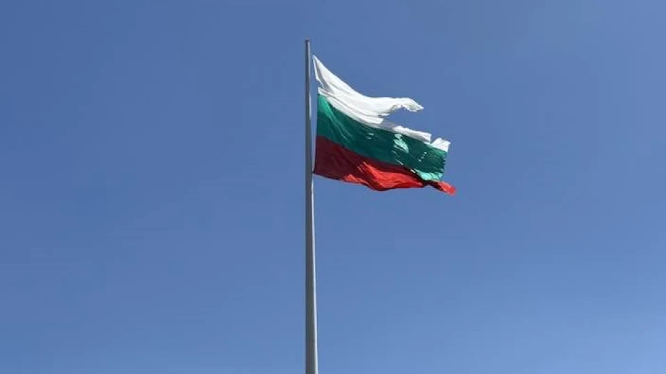 И новото знаме на Рожен се скъса под напора на силния вятър