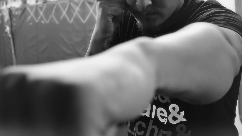 Двама биха и обраха 14-годишно момче