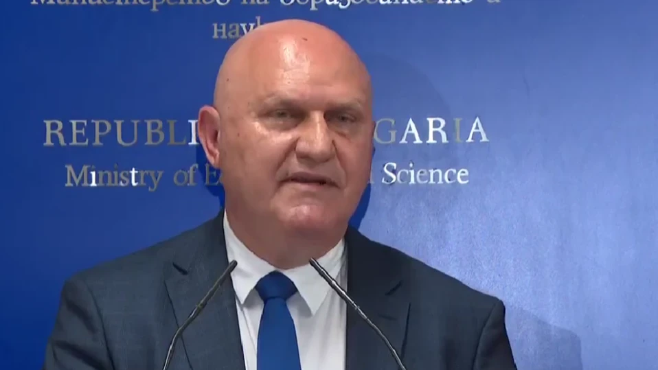 Министър Цоков спря промените в наредбата за електронните дневници, "Школо" остава